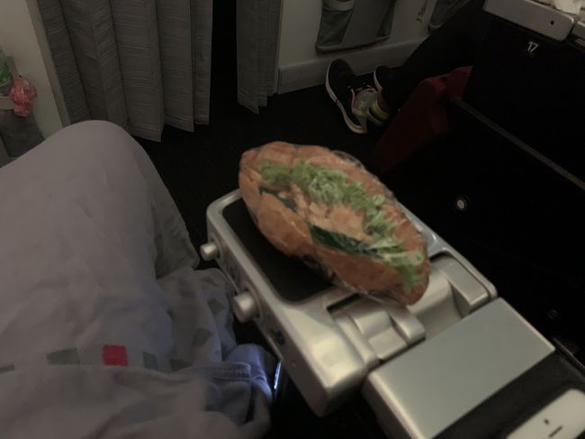 最初にクロワッサンサンドが配られ