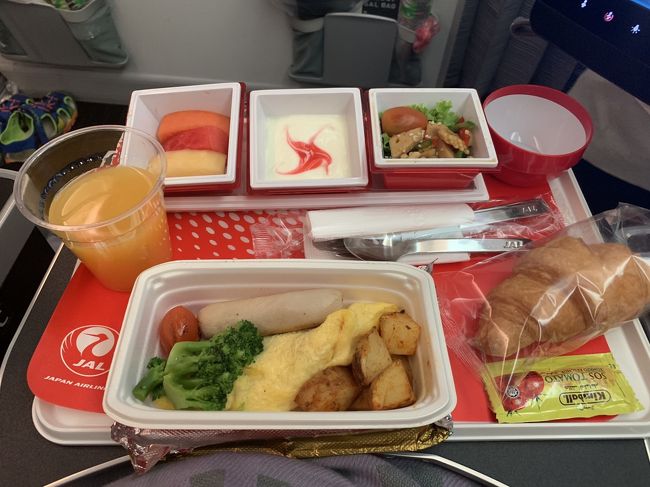 到着前の機内食はオムレツ