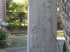 関川神社の芭蕉の碑。
『夏の月御油よりいてゝ赤坂や』

松尾芭蕉が夏の夜の短さと、わずか16町と近接する赤坂と御油間の距離の短さを詠んだものです。