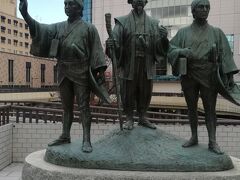 言わずと知れた水戸光國公の故郷でございます。水戸駅北口にある水戸黄門＋助さん郭さん像でございます。