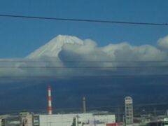 「こだま」にすぐ乗れたので、自由席に！
座れてラッキー♪
新富士駅辺りで富士山が見えました！
車内から急いで一枚！