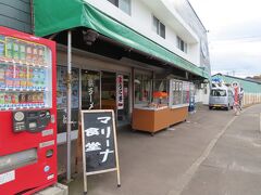 数件だけど　食事できるお店もあった