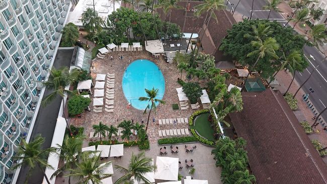 真下にはプールが見えます。さすがに早朝のプールは誰も泳いでいませんね。