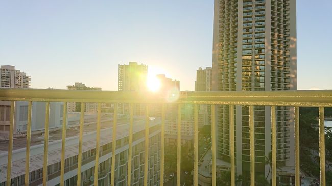 ビルとビルの間から太陽が昇ってきました。朝ですよ～‼