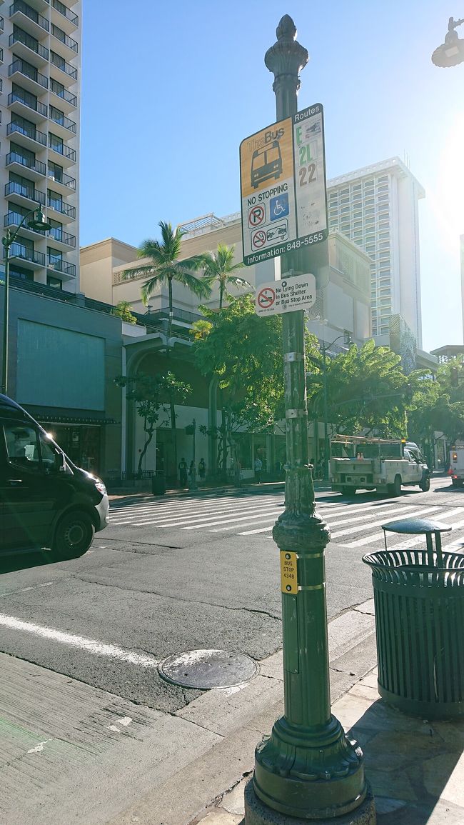 カラカウア通りからバスに乗ってカハラホテルに向かいます。Googleでバスの乗り場や時間が調べられるので便利でした。