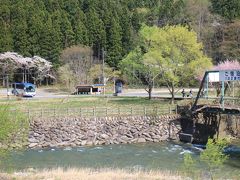 ★14：00
先日紹介した「老神温泉　山楽荘」に立ち寄った後、到着した「湯檜曽温泉　ホテル湯の陣」。
バスは湯檜曽川の対岸までしか入れない為、宿へは歩いて向かいます。