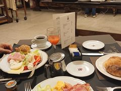 バーリのホテルでゆっくり朝食をとります。イタリアは野菜があるのが嬉しいです。