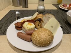 2日目は5時半起床！
出かける準備をして、7時にホテルの朝食会場が開くと同時に入ります。

朝食は、ビュッフェスタイル。
パンとウィンナーとEGGとチーズ。野菜は，パブリカときゅうりとちょっと少な目でした。
パンは置いてあるとついついいろんな種類食べたくなるんだよねぇ～。私はもちもちした日本のパンより，ヨーロッパのパンの方が好みです♪