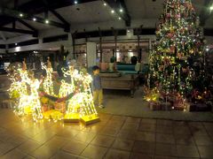 そうこうしてる間にタクシーに乗り込み
ホテルへ移動します。
噂に違わぬ爆速でしたwめちゃくちゃとばしますw
急いでないですが爆走でわずか15分で
JWマリオットホテルへ到着しましたw
ホテルの入り口にあるクリスマスの飾り
東南アジアはまだクリスマスです。