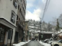 到着したのは松之山温泉。
小さいですが温泉街になっています。