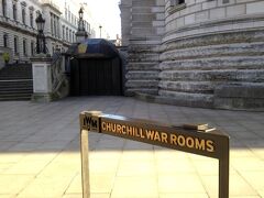 さて、寺院を離れ、政治の中心であるダウニング街をぶらり散歩。ここはお休みでしたが、第2次世界大戦時のチャーチルの戦時執務室。博物館になっているようです。