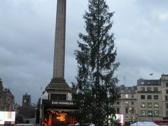バスでトラファルガー広場へ。
大きなクリスマスツリーは１２月５日に点灯式がありました。
