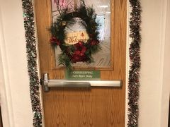 解散場所のシェラトンからいったんホテルへ戻ります。

今回のインペリアルハワイリゾートはホテルというよりもコンドミニアムとかサービスアパートメントと言うタイプの宿泊施設なので、掃除は3日に一度。

タオル・リネン類は自分たちでリネン室へ行って交換してもらいます。子供のころ、少年自然の家に泊まりに行ったときのよう(*^▽^*)

ここがそのリネン室の入り口。
