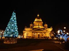 12月29日（日）7：30
今朝も、まだ寝静まっている街をお散歩。ロシア聖教会の大聖堂、イサーク大聖堂へ。