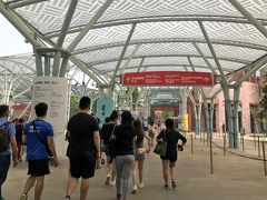 島内の駅は3ヶ所ありますが、水族館の最寄り駅は一番手前の『Resorts World』駅。
モノレールを待ってセントーサ島に上陸するまで約10分でした。
カジノやユニバーサル・スタジオ・シンガポールなどレジャー施設が集まっているエリアなので、乗客も一気に降ります。