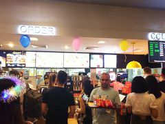 3時間立ちどうしで小腹が空いて、アマリンプラザのマクドナルドへ。
考えることは同じで、混んでます。