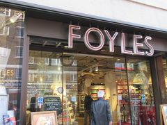 デンマークストリート沿いには、大きな本屋「FOYLES」があります。
トッテナムコートに近いです。
