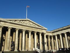 「FOYLES」の前のバス停から14番に乗って、大英博物館（British Museum）の前で降りました。一駅です。