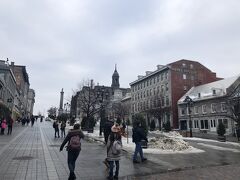 ちょっと広いところにでてきました
そこは、「ジャック・カルティエ広場（Place Jacques-Cartier）」って言うそうです