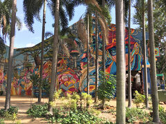 【 Kampong Glam 】

さらにビーチロードを北上して，アラブ・ストリート(Arab St.)へ。一帯は「カンポン・グラム」と呼ばれることもあります。マレー系シンガポール人の居住地域です。

写真は，アラブストリートのひとつ南のハジ・レーン(Haji Ln.)の裏手（Ophir Rd.沿い）です。