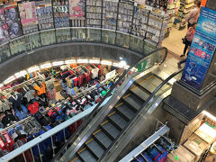 食事の後は，すぐ向かい側の24時間営業の巨大ショッピングセンター「ムスタファセンター」へ。
https://www.mustafa.com.sg/
入口でバッグやリュックの口を，結束バンドで縛られます。