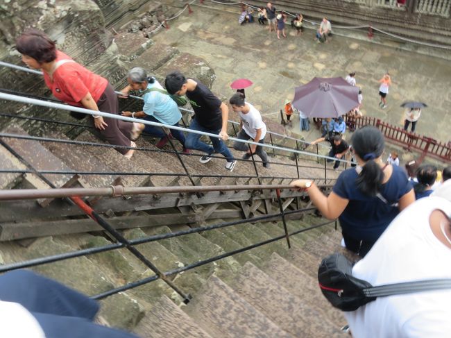 第三回廊へは急な階段