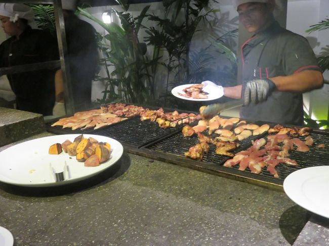 バイキング形式ですが焼いたお肉もありました