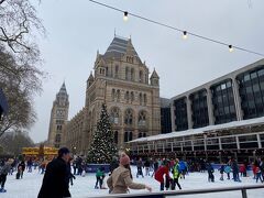 　サウスケンジントン駅から少し歩いて自然史博物館に到着です。レスタースクエアで電車に乗ってから博物館前まで、おおよそ25分くらいかかりました。
とても重厚な建造物です。冬は正面の広場がスケートリンクになっていて賑わっていました。