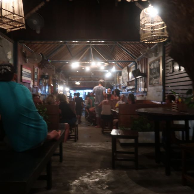 そのあたりでご飯食べ20時ごろから始まるライブを聞きたくてElephantへ。<br />トリップアドバイザーでとても口コミが多く、ハンバーガーやピザが美味しいみたい。20時ごろから人が増え始め満席に。ほぼ欧米人。アジア人2人くらい。