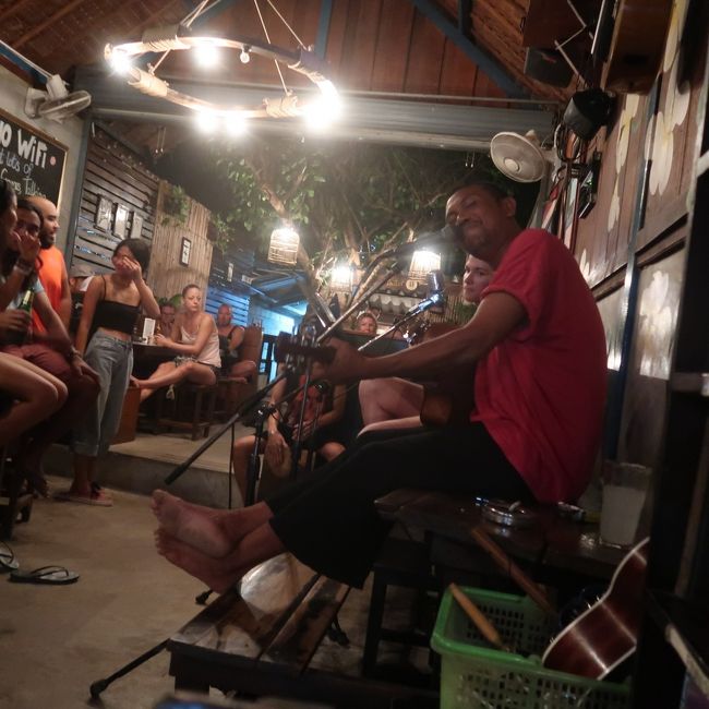 このおにーさんが歌います。よくわからん曲もあったがとてもよかった。<br />だれが歌ってもいいみたいで私も勧められた。日本でも嫌なのに。<br />Ｏａｓｉｓリクエストして、お酒のせいもあるがかなり感動。<br />アコースティック最高だな。オニーさんありがと。<br />2時間も満喫して酔いながら帰る。異国でライブ最高やな。<br />