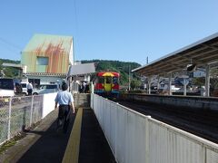 土佐くろしお鉄道のホームは少し離れたところにありました。

車内で土佐くろおでかけきっぷを購入。
土日限定だけれど、普通列車乗り放題で500円って値段設定が安すぎ！
窪川-宿毛片道1630円もするので、意味わからん安さです。

