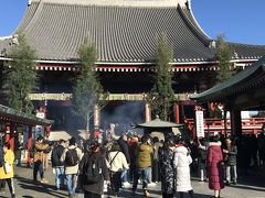 今日も朝から沢山の観光客が浅草寺にお参りに来ていたが、やっぱり聞こえてくる話し声は、外国語の方が圧倒的に多い！
見える景色が日本でないなら、まるでアジアの他国の街を歩いているような感じ。