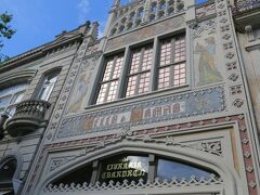 ポルトで有名な本屋さん、レロイイルマオンです。
かなり並んでいたので入るのはあきらめました。