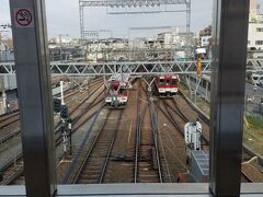 普通列車が行き交う