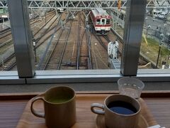 大和西大寺の駅ナカのカフェ「幡・INOUE」から近鉄電車を見ながら朝食