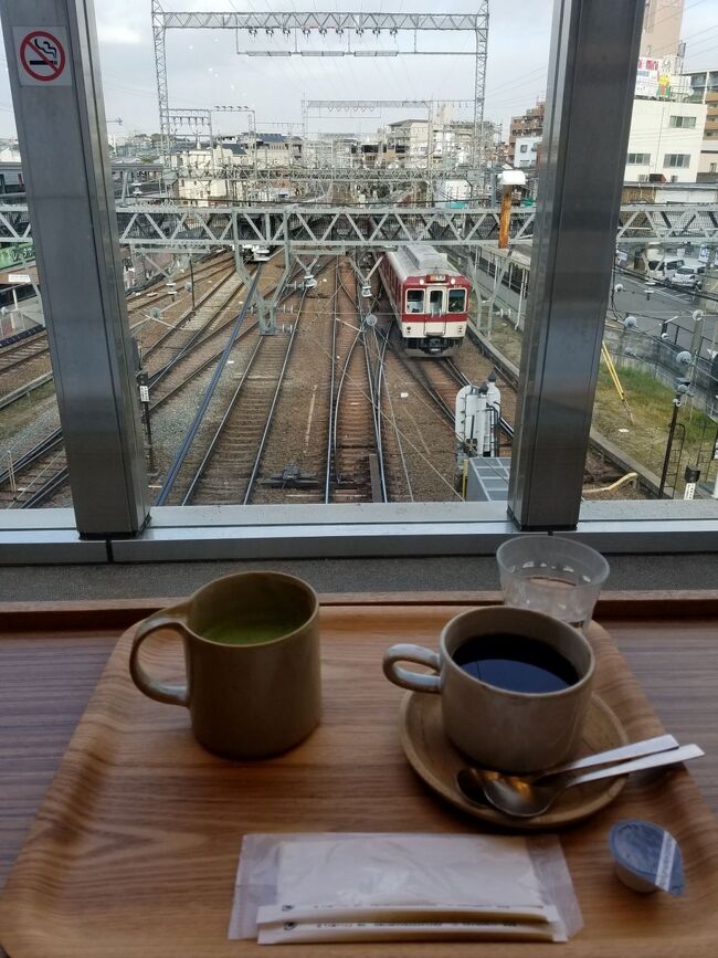 大和西大寺の駅ナカのカフェ「幡・INOUE」から近鉄電車を見ながら朝食