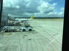 コタキナバル発8:40の早朝ブルネイに9:20に着きました。
ロイヤルブルネイ航空機は尾翼が黄色です。
帰りはブルネイ国際空港から成田空港へ。
機内食は今一でした。
まだ慣れてない感じでした。
