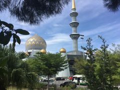 12時半、ホテルを12 人と現地添乗員で出発して、先ずランチを食べて、
プロムナードホテルから5kmほど南にあるサバ州立モスク Masjid Negeri に行きました。
