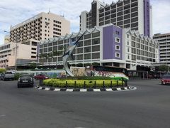 市街の北端の
スリア サバ ショッピングモール
Suria Sabah Shopping Mall
まで来ました。
ここは2日目の夜に食事に来た所です。
その前には大きなカジキマグロのモニュメントがありました。
Marlin Statueです。