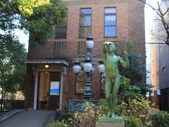 東京芸術大学美術館陳列館は、本館ができるまでは、芸術資料館のメイン・ギャラリーとして長く親しまれてきた展示室です。外壁に貼り付けられた赤いスクラッチタイルは、芸大の中でも少なくなってしまいました。 1階は窓のある空間、2階はトップライトを生かした、高い天井を持つ空間で、 それぞれの展示室の個性が際立っています。  