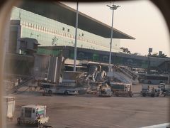 ヤンゴン国際空港到着は、定刻より2分早い16時23分。