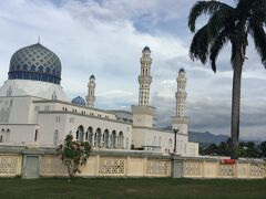 Masjid Bandaraya Kota Kinabaluのこちら側は湖になっていて
湖に映るモスクが美しいとのことですが、今は遠くから見るだけです。
コタキナバル市立モスク。