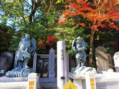 高尾山のシンボル、天狗さんの像もアチコチにあります。