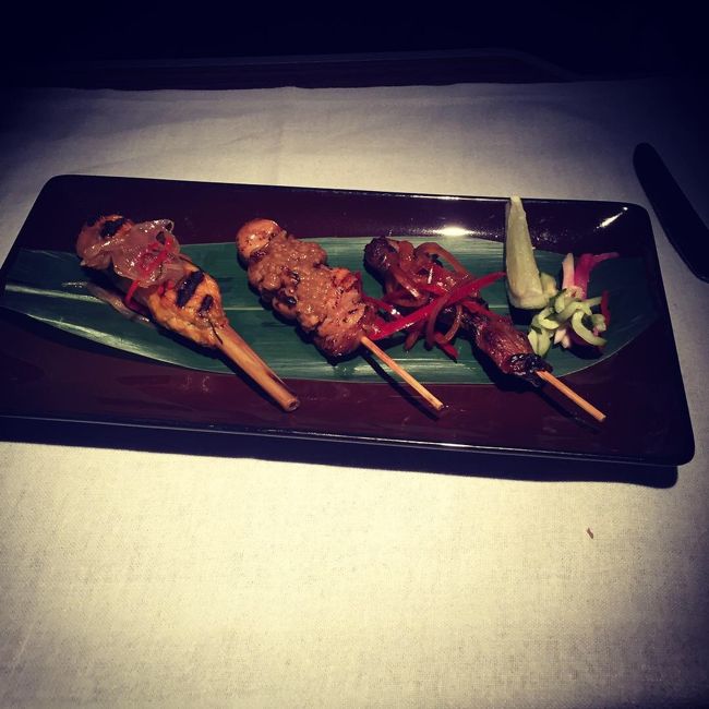 軽食のサテ。いち早くバリ島気分味わえて嬉しい！他にもチョコバーとかいろいろもらえた