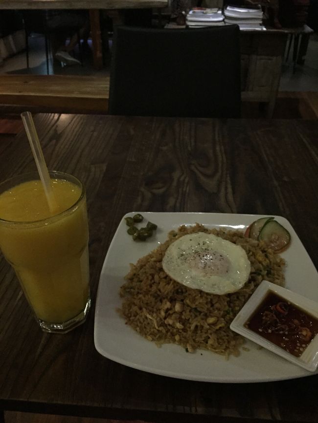 到着後、ヴァラ近くのワルンでファーストナシゴレン(^^) ここが美味しすぎて滞在中何度も行きました