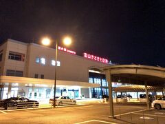 　仕事を終えてから、富山きときと空港へやってきました。