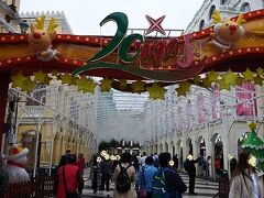 12月20日はマカオがポルトガルから中国に返還され、一国二制度の下、マカオ特別行政区が発足して20年の記念日だったそうです。
クリスマスと20周年をかけているのかな、思ったのですがどうでしょう？

夜の聖ドミニコ広場は派手なイルミネーションが輝きそうです。
