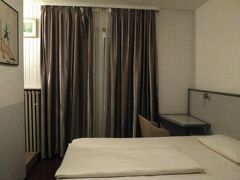 宿泊したのはニッコーホテルから徒歩約5分の場所にあるバーンホテルです。
デュッセルドルフ中央駅までも徒歩5分くらいです。清潔でレセプションのスタッフは親切、という私にとっては言うことなしのホテルでした。