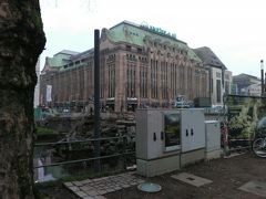 ケーニヒスアレーに出ました。
こちらの威厳ある建物は銀行のように見えましたが百貨店なのですね。こちらも休業中…。
