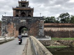 　2020年1月8日（水）旅行2日目　ホテル発8：30
　午前中はフエ市内観光、午後はホイアンへ向かいます。
まずはグエン朝王宮へ。この狭い橋をバイクはもちろん、人も車も通ります。